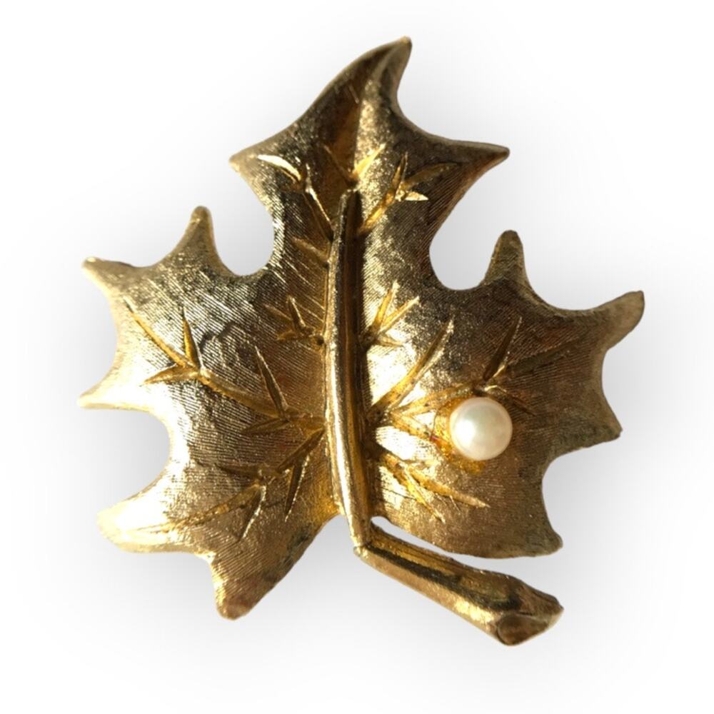Vintage gold tone maple leaf brooch, pin